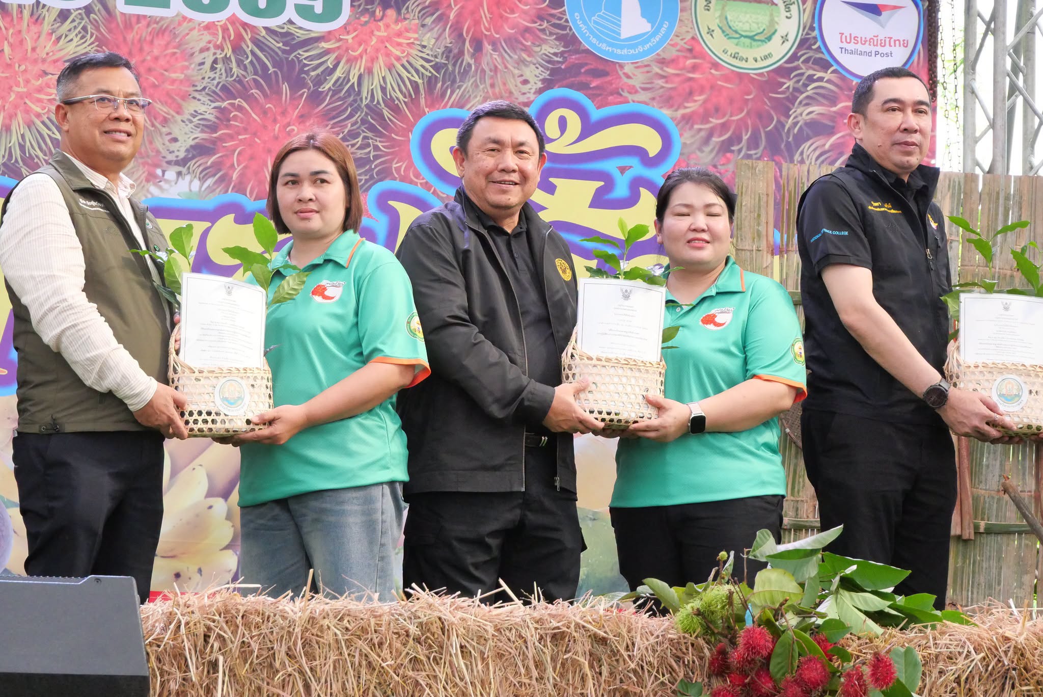 title - รมว.กษ. นำทีมลงพื้นที่ตรวจราชการ พร้อมมอบโฉนดเพื่อการเกษตร ส.ป.ก.เลย กว่า 6 พันไร่